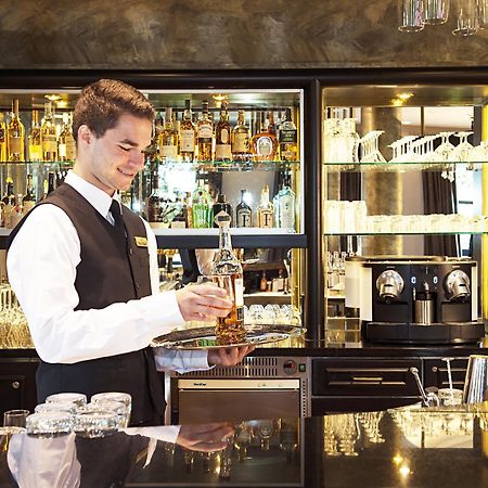 ビクターズ レジデンツ ホテル シュロス ベルグ ネニッヒ エクステリア 写真 A bartender at work