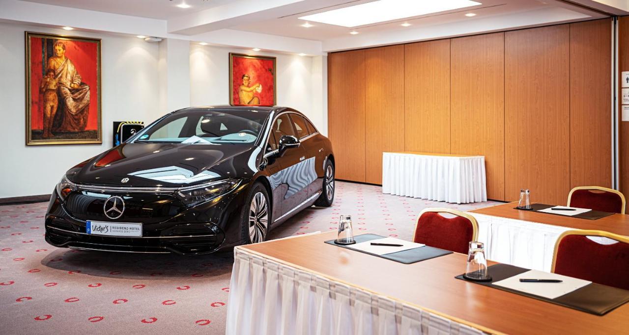 ビクターズ レジデンツ ホテル シュロス ベルグ ネニッヒ エクステリア 写真 A Mercedes-Benz S-Class in the VIP Lounge at the airport