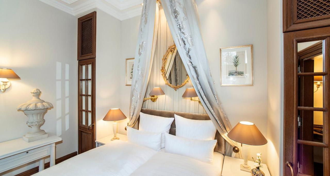 ビクターズ レジデンツ ホテル シュロス ベルグ ネニッヒ エクステリア 写真 A room at the hotel