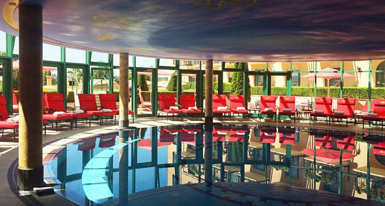 ビクターズ レジデンツ ホテル シュロス ベルグ ネニッヒ エクステリア 写真 The pool at the MGM Grand