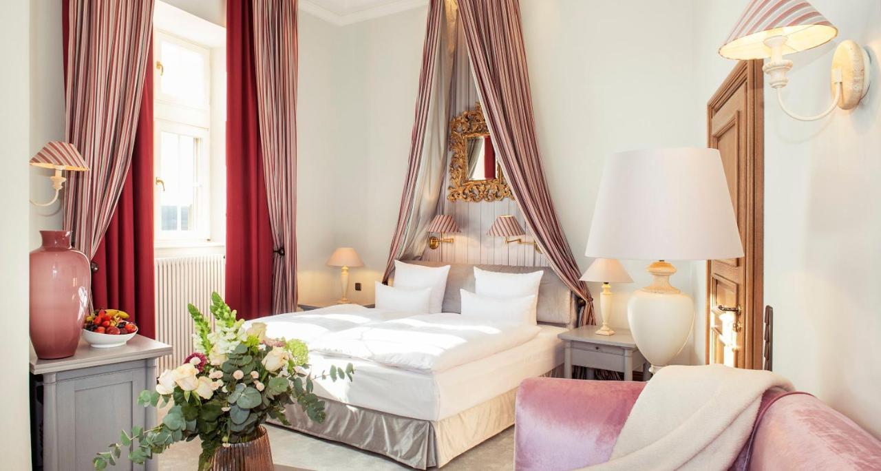 ビクターズ レジデンツ ホテル シュロス ベルグ ネニッヒ エクステリア 写真 A room at the Hotel Axelmannstein