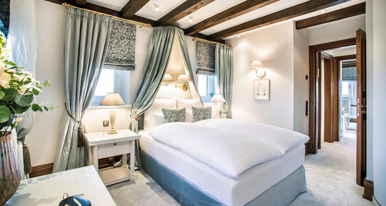 ビクターズ レジデンツ ホテル シュロス ベルグ ネニッヒ エクステリア 写真 A bedroom at the hotel