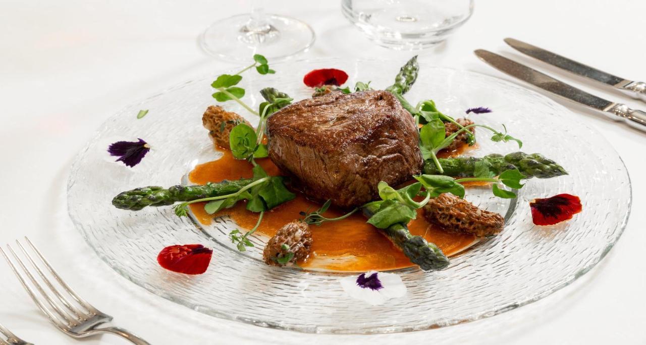 ビクターズ レジデンツ ホテル シュロス ベルグ ネニッヒ エクステリア 写真 A steak prepared sous-vide