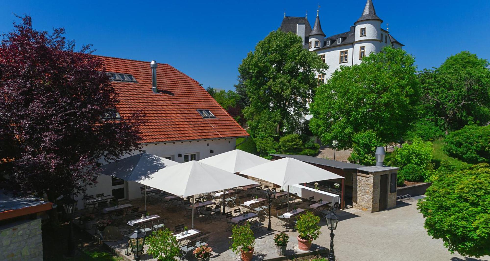 ビクターズ レジデンツ ホテル シュロス ベルグ ネニッヒ エクステリア 写真 The restaurant in the castle