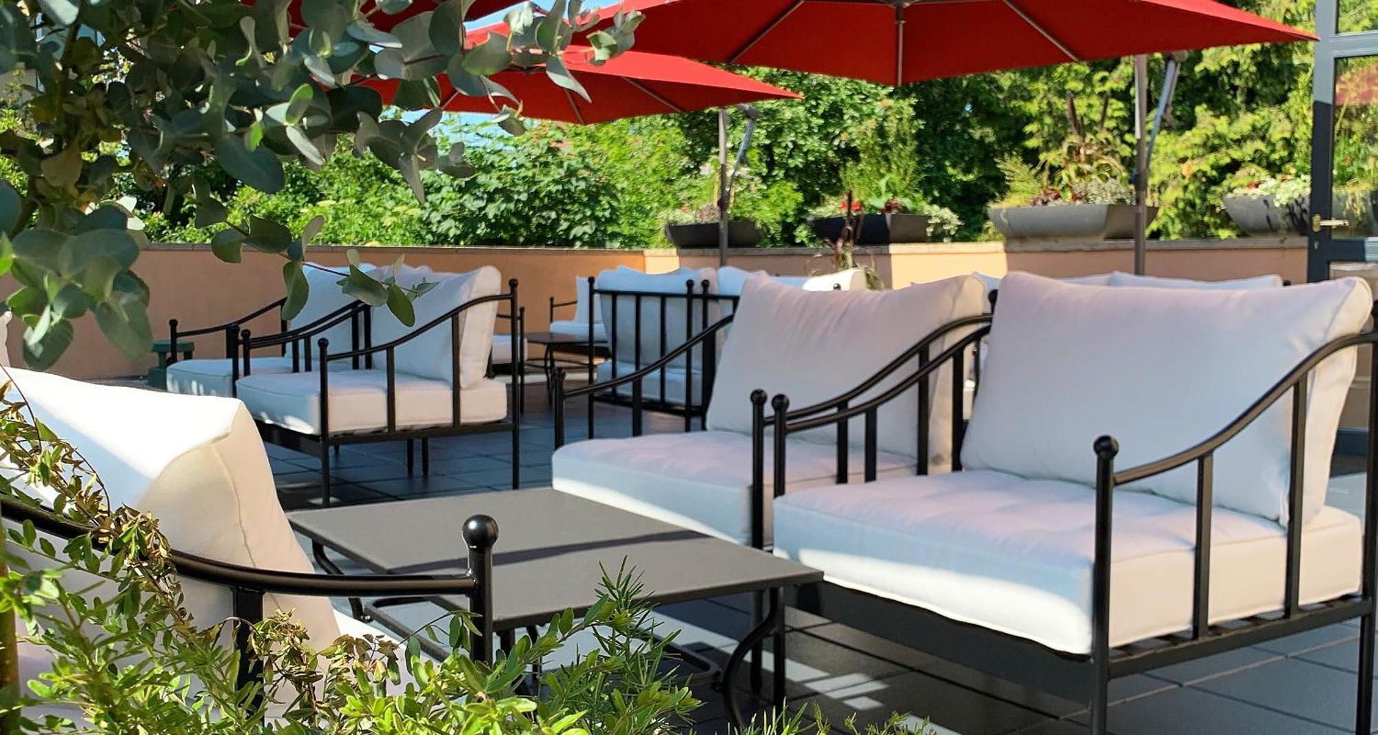 ビクターズ レジデンツ ホテル シュロス ベルグ ネニッヒ エクステリア 写真 The patio at the Hotel Valley Ho