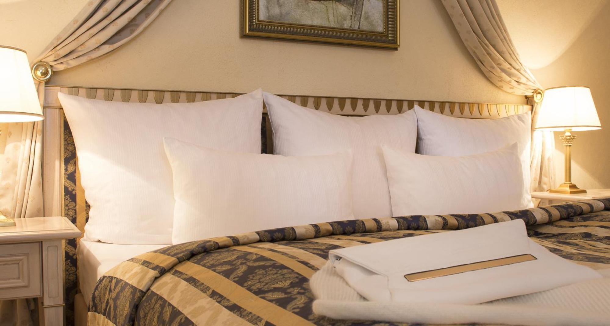 ビクターズ レジデンツ ホテル シュロス ベルグ ネニッヒ 部屋 写真 Pillows on a bed