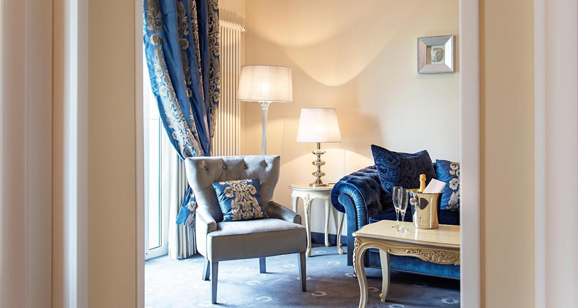 ビクターズ レジデンツ ホテル シュロス ベルグ ネニッヒ 部屋 写真 A suite at the hotel