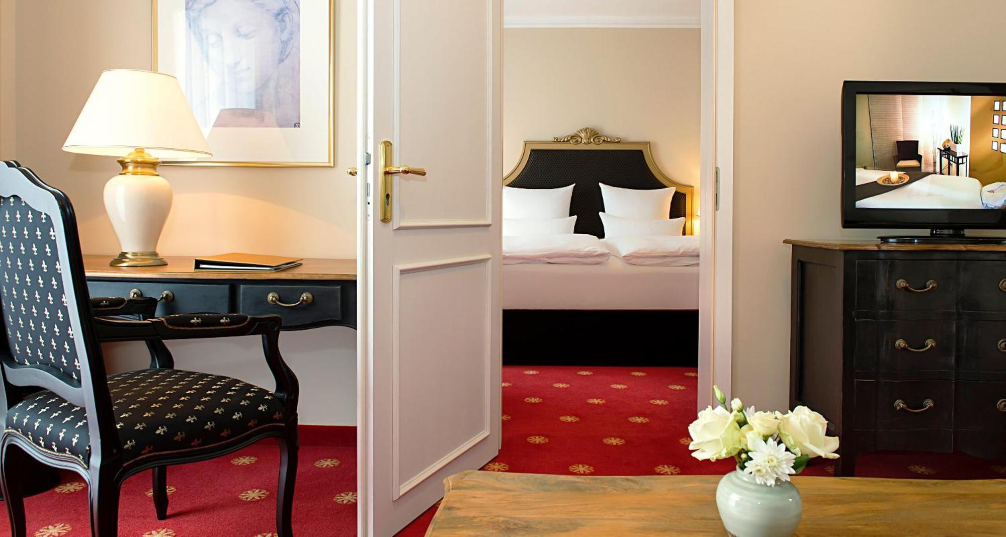ビクターズ レジデンツ ホテル シュロス ベルグ ネニッヒ 部屋 写真 A suite at the Hotel de France