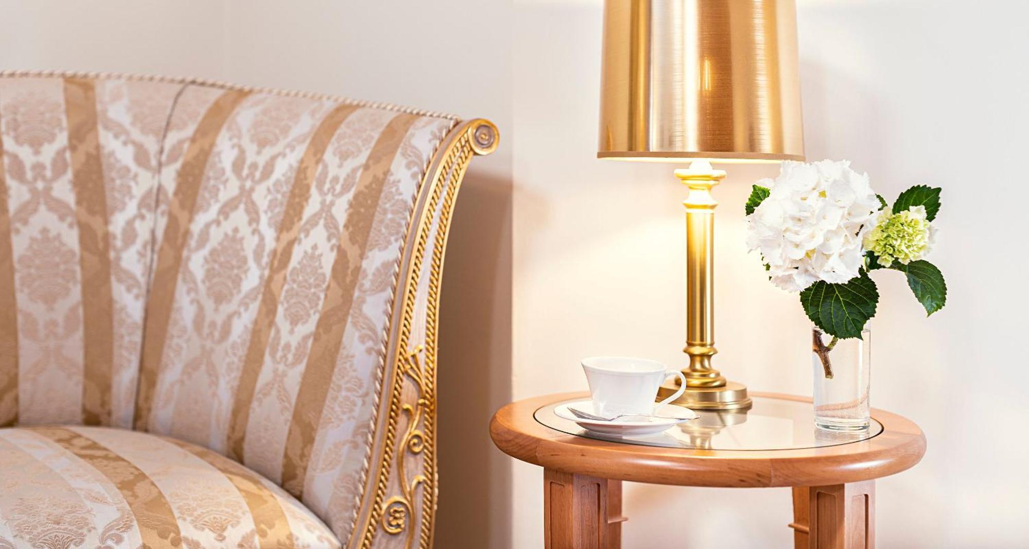 ビクターズ レジデンツ ホテル シュロス ベルグ ネニッヒ 部屋 写真 A lamp on a bedside table