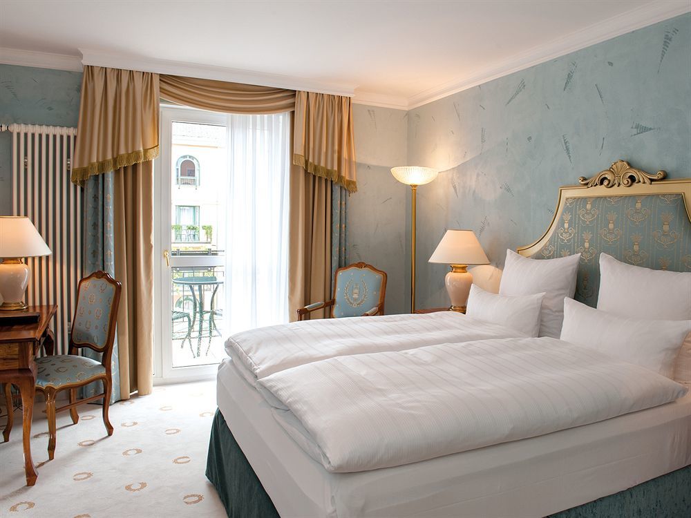 ビクターズ レジデンツ ホテル シュロス ベルグ ネニッヒ エクステリア 写真 A room at the Hotel Axelmannstein