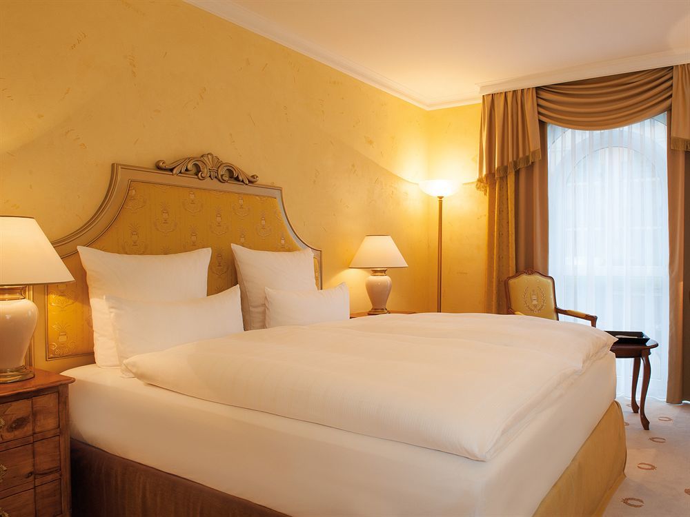 ビクターズ レジデンツ ホテル シュロス ベルグ ネニッヒ エクステリア 写真 A typical hotel room