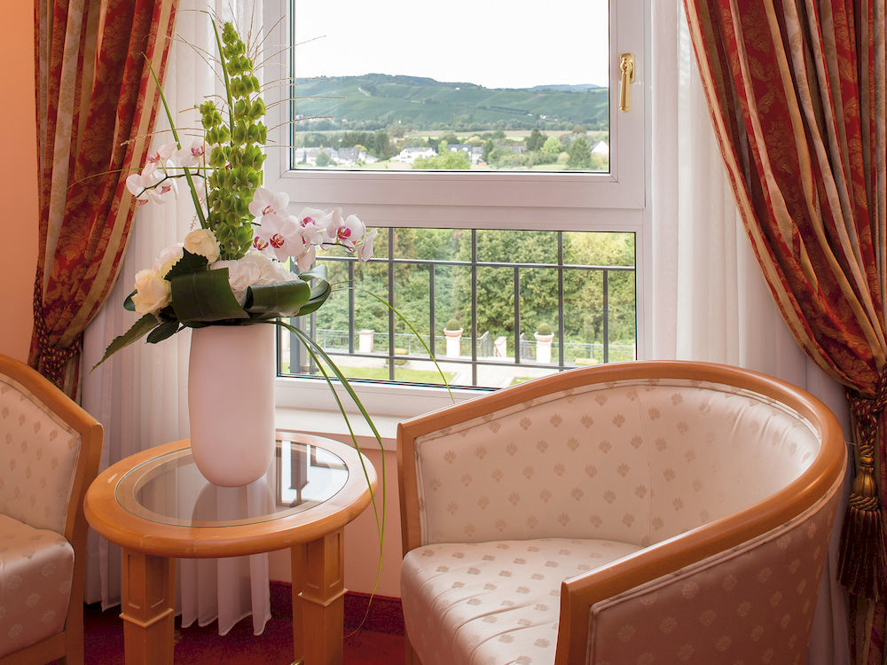 ビクターズ レジデンツ ホテル シュロス ベルグ ネニッヒ エクステリア 写真 A room at the Hotel