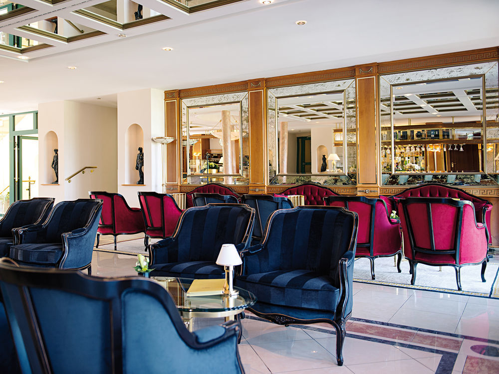 ビクターズ レジデンツ ホテル シュロス ベルグ ネニッヒ エクステリア 写真 The lobby of the hotel