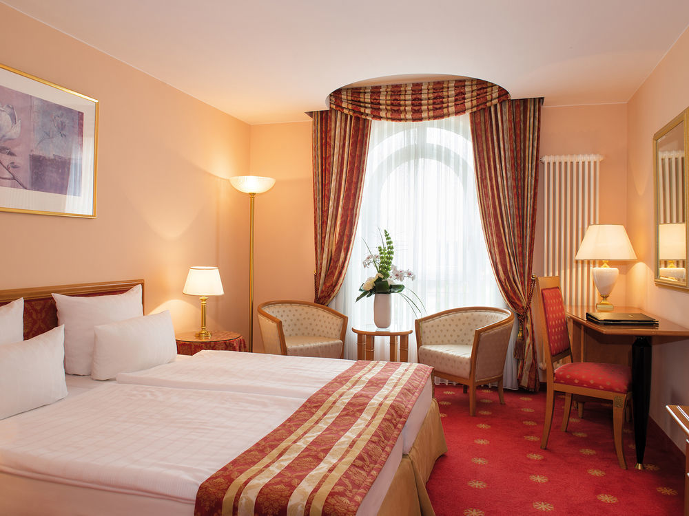 ビクターズ レジデンツ ホテル シュロス ベルグ ネニッヒ エクステリア 写真 A typical hotel room