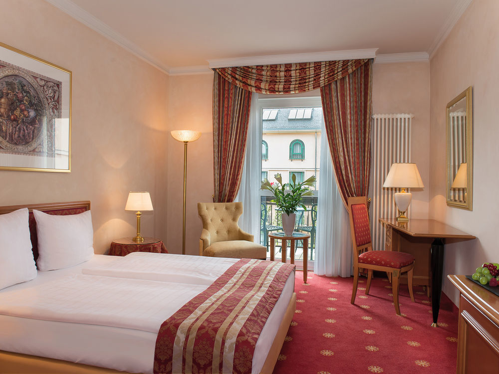 ビクターズ レジデンツ ホテル シュロス ベルグ ネニッヒ エクステリア 写真 A typical hotel room
