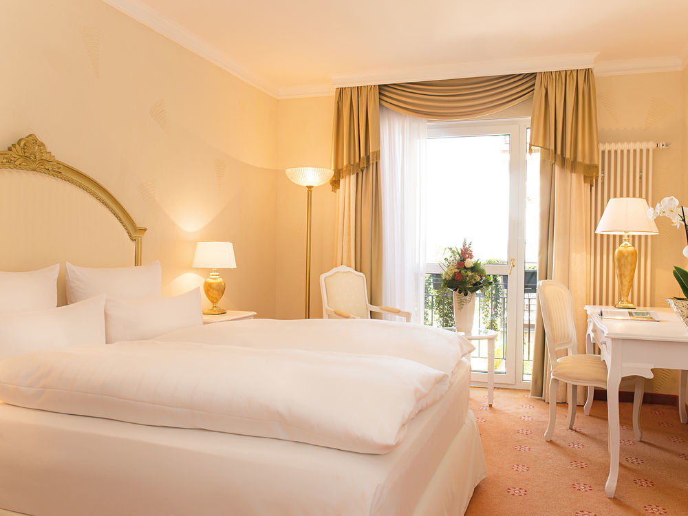 ビクターズ レジデンツ ホテル シュロス ベルグ ネニッヒ エクステリア 写真 A typical room at the Hotel Axelmannstein