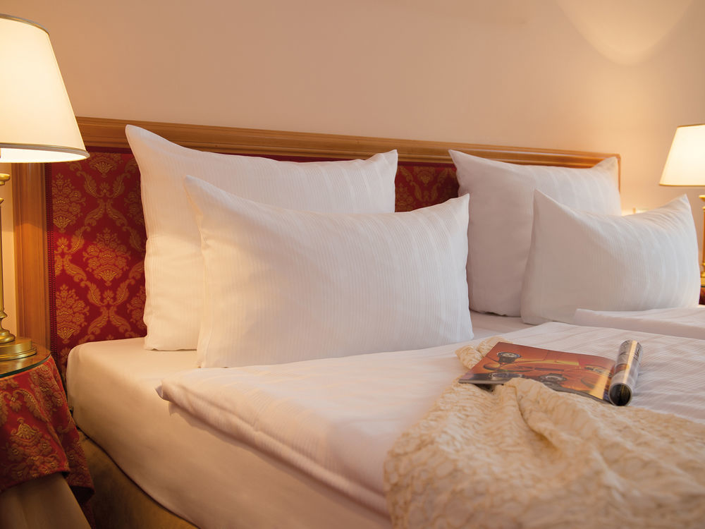 ビクターズ レジデンツ ホテル シュロス ベルグ ネニッヒ エクステリア 写真 Pillows on a bed