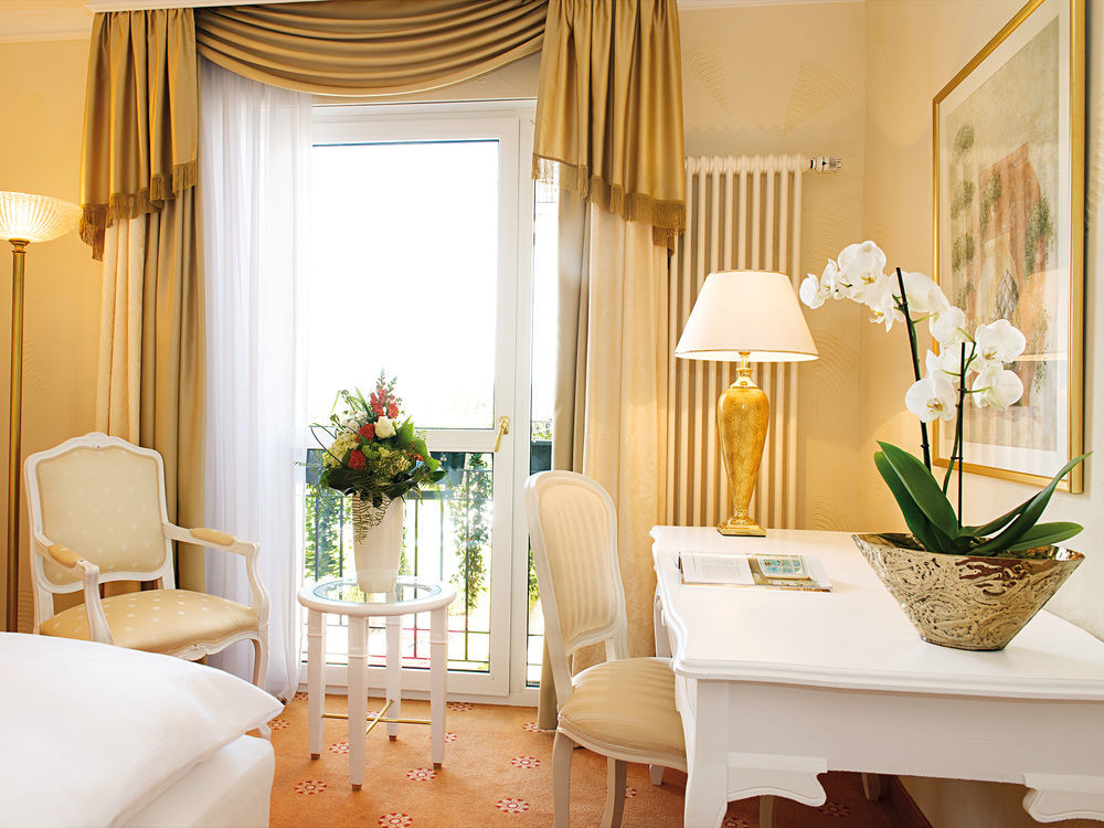 ビクターズ レジデンツ ホテル シュロス ベルグ ネニッヒ エクステリア 写真 A room at the Hotel de la Poste